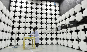 看不见的“杀手”？电磁干扰如何悄悄毁掉你的工控触摸屏！