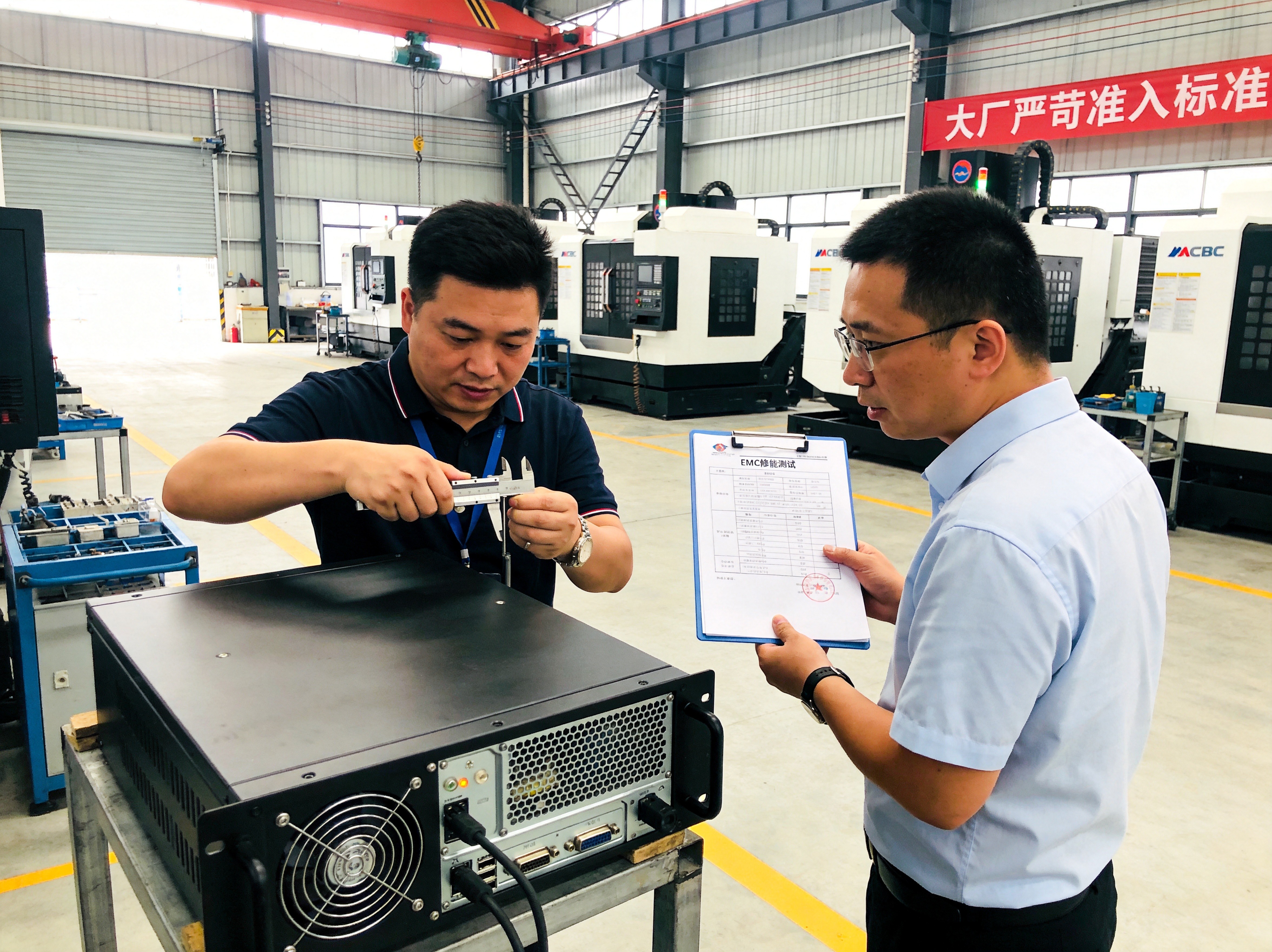图:工业触控显示器多路RS232/485接口兼容老设备 工业触控显示器多路接口特写