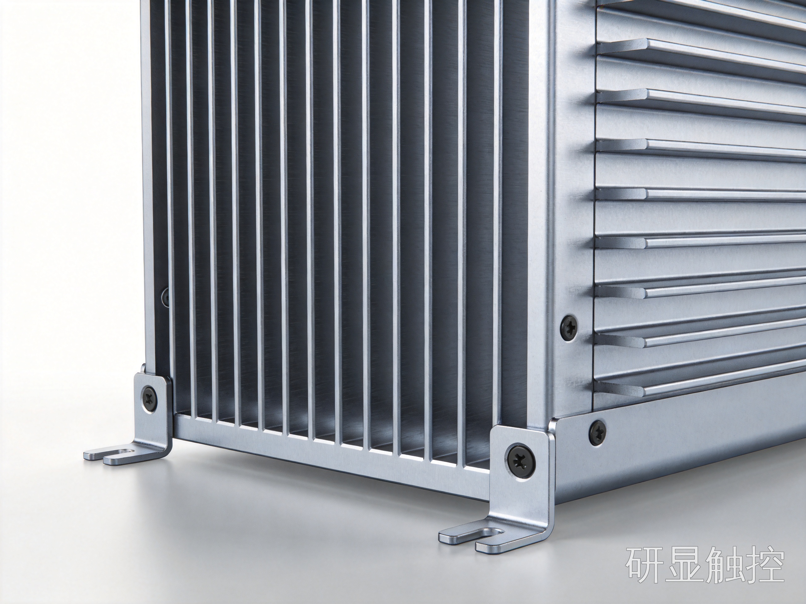 全封闭铝合金无风扇结构如何让工控一体电脑在高尘高振车间连续运行